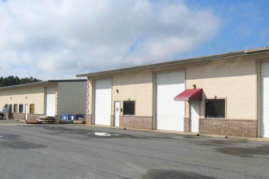 More Photos Of 10 Collins Industrial Pl, Maumelle Warehouse For Lease