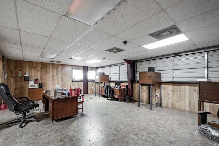 More Photos Of 2133 Shaver St, Pasadena Distribution For Sale