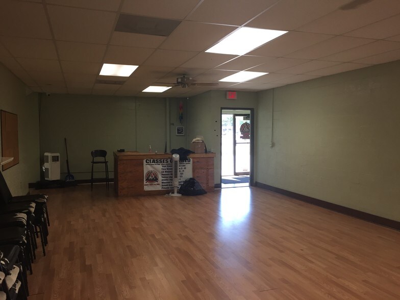 More Photos Of 4244 W Waters Ave, Tampa Showroom For Lease