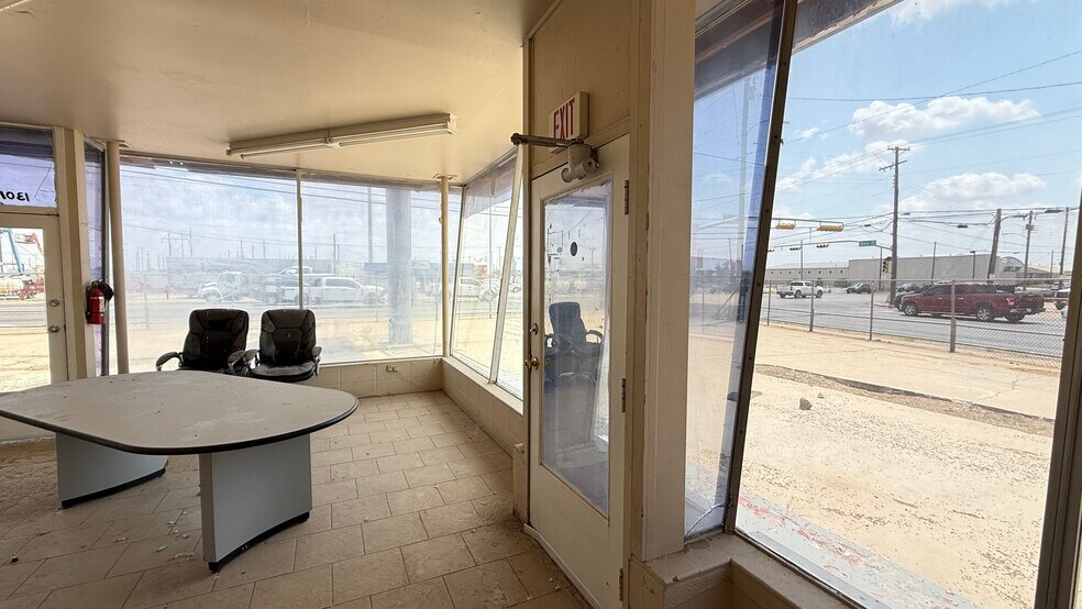 More Photos Of 1302 E 2nd St, Odessa Service For Sale