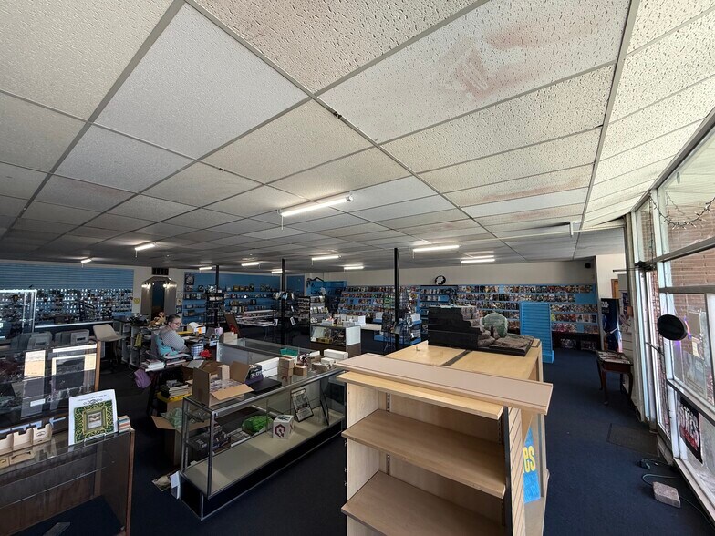 More Photos Of 1327 S Glenstone Ave, Springfield General Retail For Lease