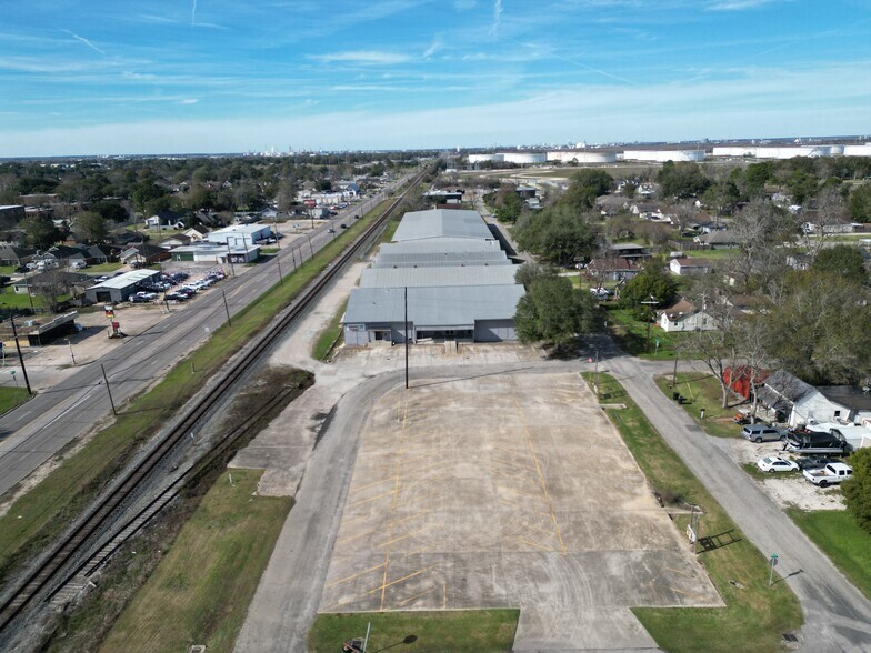 More Photos Of 1050 Detroit Ave, Nederland Distribution For Lease