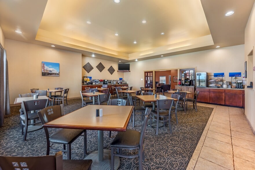 More Photos Of 244 Dos Rios Dr, Junction Hotel For Sale