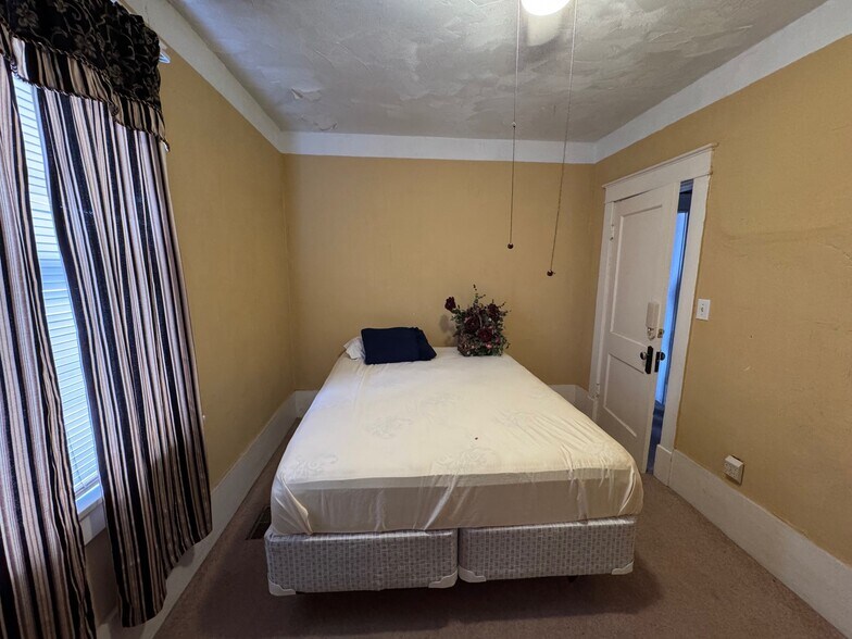 More Photos Of 1009 SW Huntoon St, Topeka Specialty For Sale