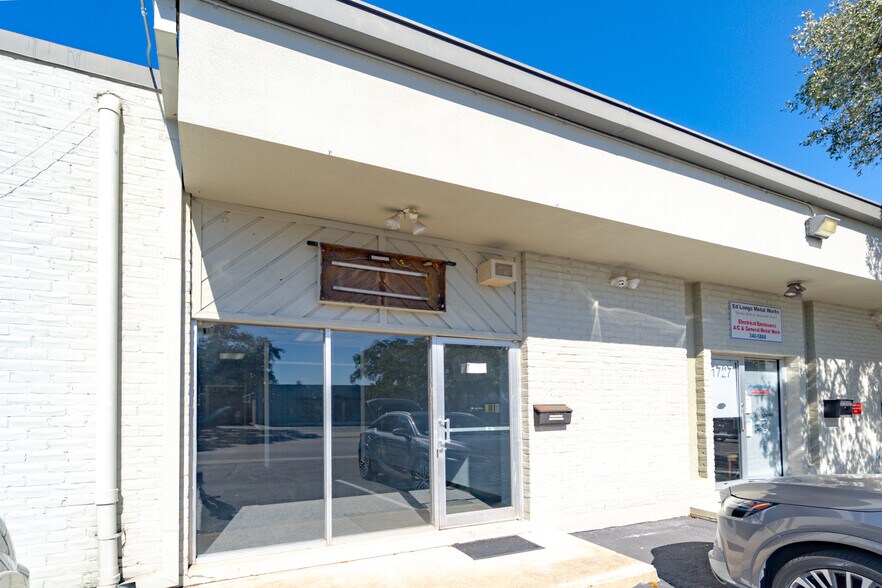 More Photos Of 11719-11729 Warfield St, San Antonio Service For Lease