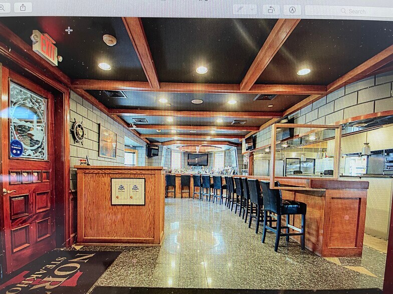 More Photos Of 322 W Montauk Hwy, Hampton Bays Restaurant For Sale