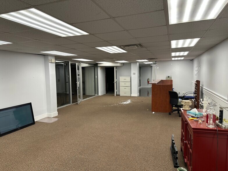 More Photos Of 1570 Old Country Rd, Westbury Office For Lease