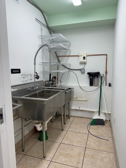 More Photos Of 13301-13347 SW 135th Ave, Miami Warehouse For Sale