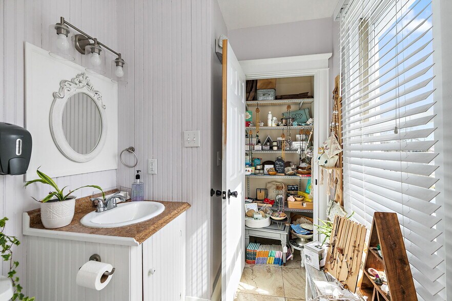 More Photos Of 303 N Main St, Elburn General Retail For Sale