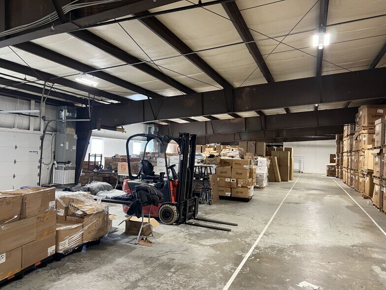 More Photos Of 2 Commerce Dr, North Branford Warehouse For Lease