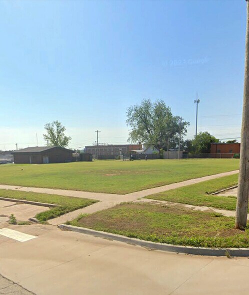 More Photos Of 423 N 7th St, Perry Freestanding For Sale