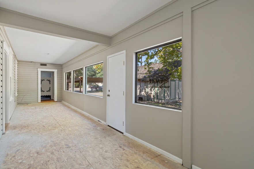 More Photos Of 620 N Main St, Taylor Storefront Retail Office For Sale