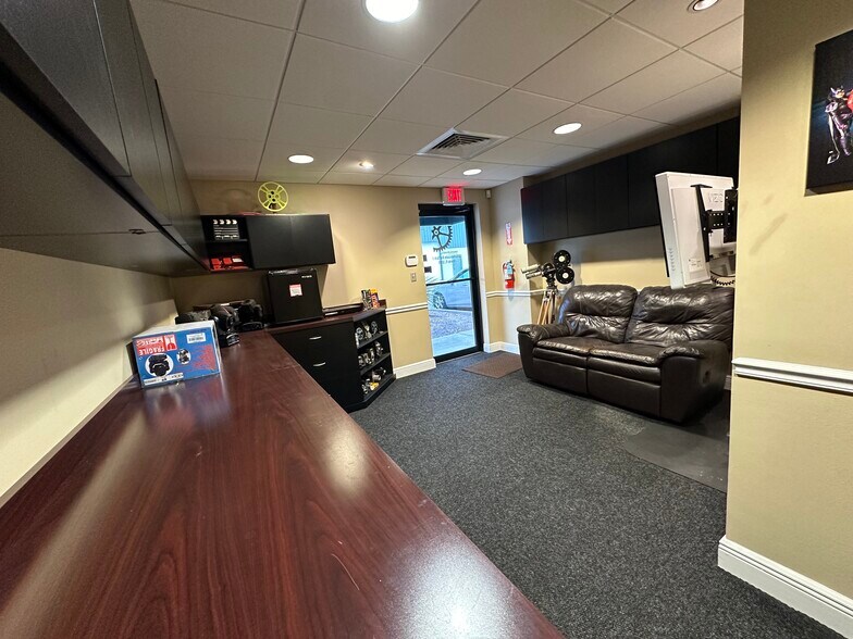 More Photos Of 6413 Pinecastle Blvd, Orlando Flex For Lease