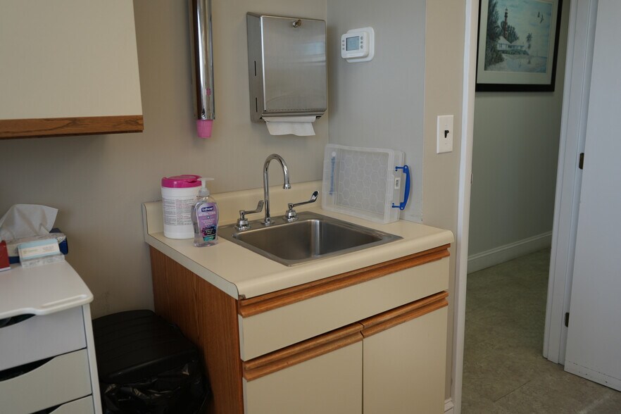 More Photos Of 30 Canton St, Manchester Medical For Lease