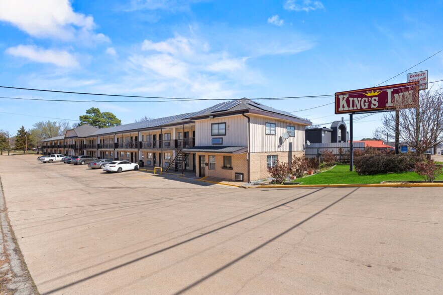 Primary Photo Of 1907 Lamar Ave, Paris Hotel For Sale