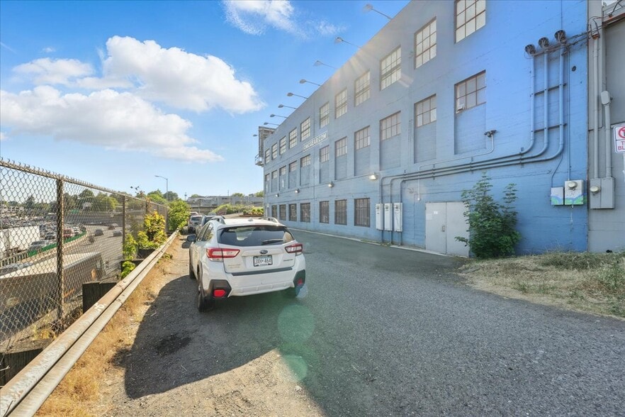 More Photos Of 2975 NE Sandy Blvd, Portland Storefront For Sale