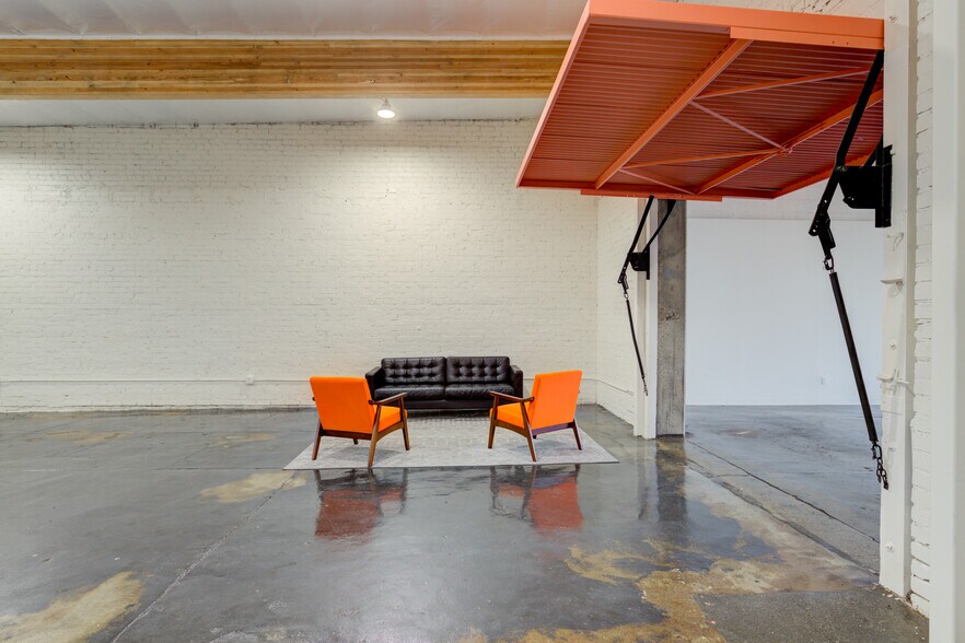 More Photos Of 2616 W Jefferson Blvd, Los Angeles Showroom For Sale