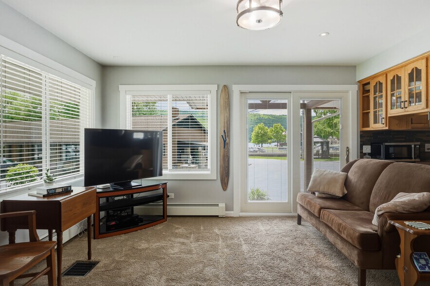 More Photos Of 24 Water St, Hammondsport Hotel For Sale