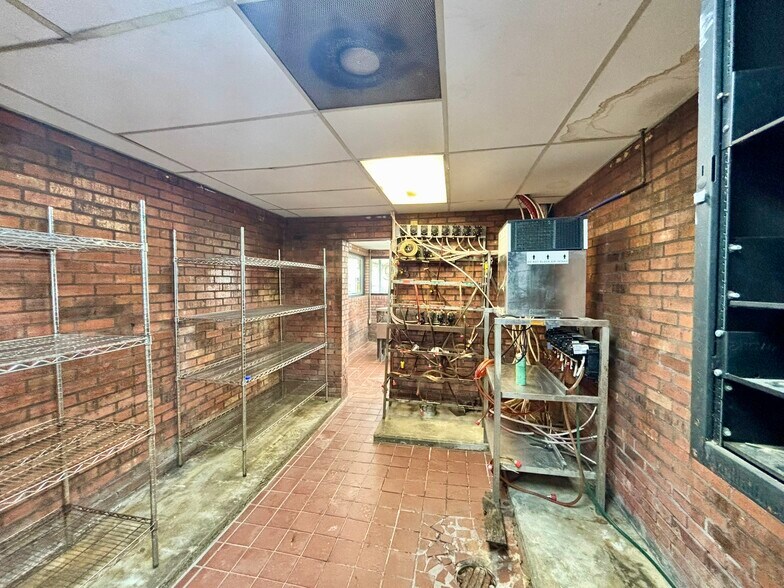 More Photos Of 210 W Calhoun St, Bruce Fast Food For Sale