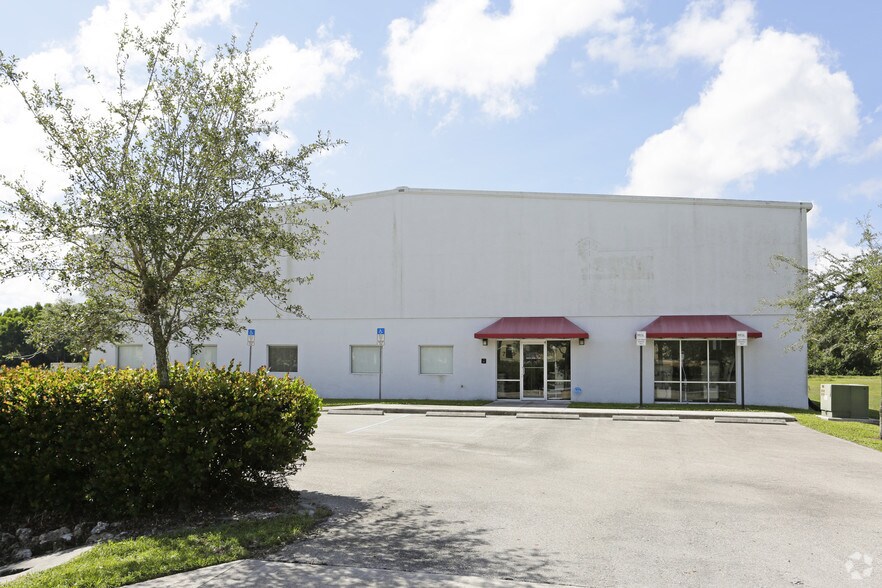 More Photos Of 7899 Drew Cir, Fort Myers Warehouse For Lease