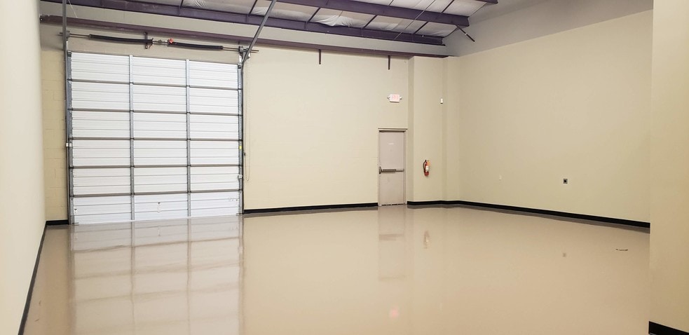 More Photos Of 18847 Redland Rd, San Antonio Showroom For Lease