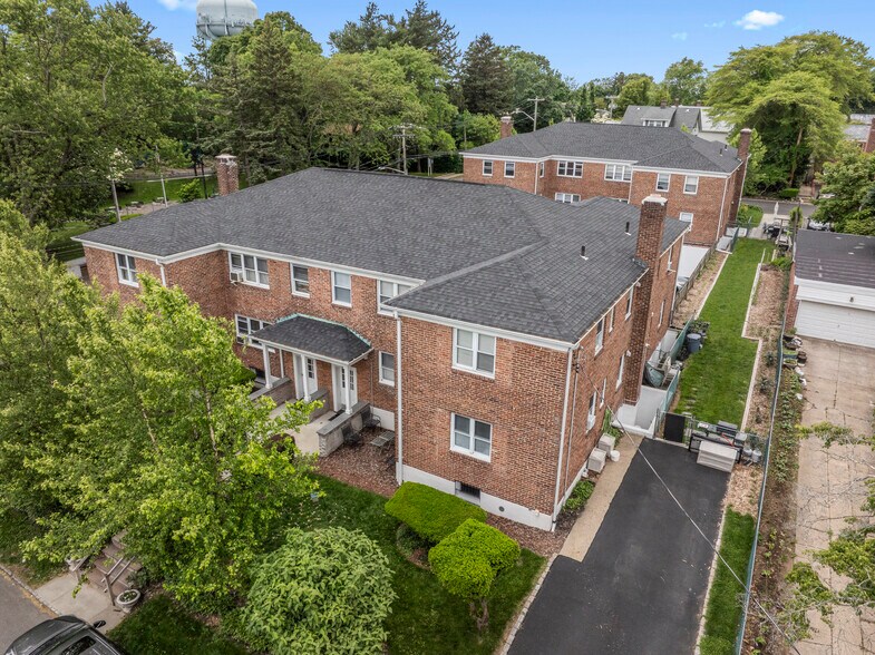 More Photos Of 26 Linden St, Great Neck Apartments For Sale