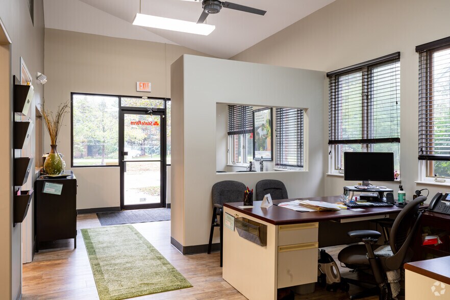More Photos Of 36520 Grand River Ave, Farmington Hills Unknown For Lease