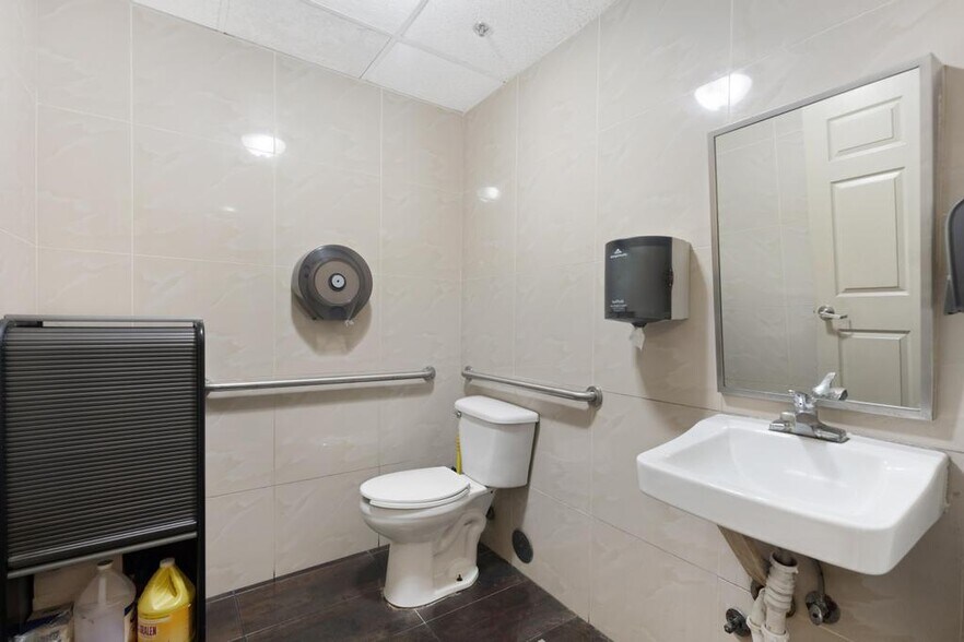 More Photos Of 7860 NW 46th St, Doral Distribution For Lease