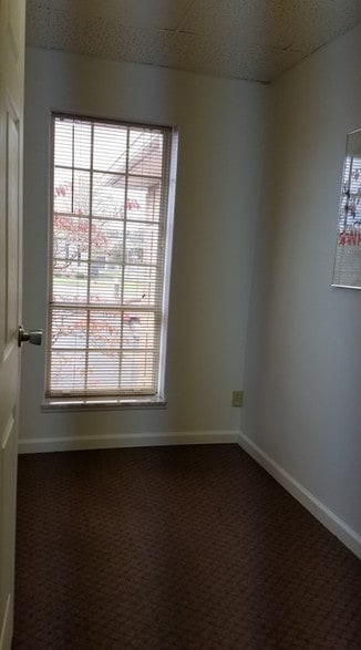 More Photos Of 515 Woodcrest Dr, Bloomington Medical For Lease