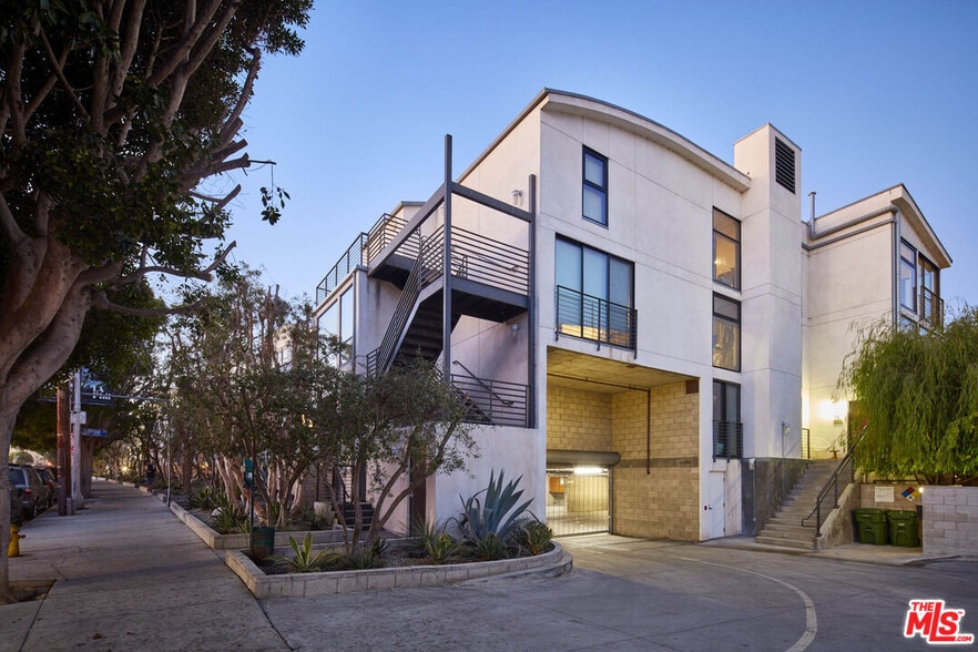 More Photos Of 700 Main St, Venice Office For Sale