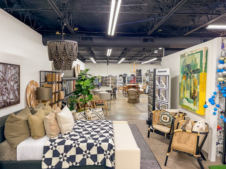 More Photos Of 12131-12137 Valliant St, San Antonio Showroom For Sale