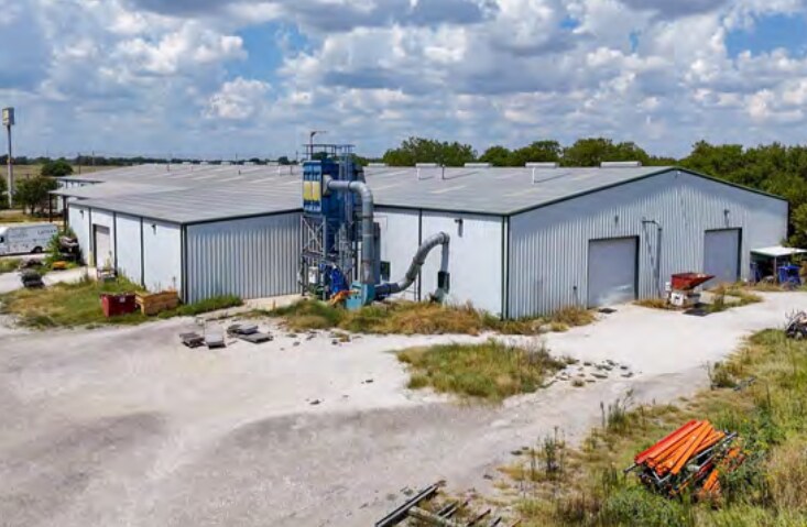 More Photos Of 1850 N Stemmons St, Sanger Warehouse For Lease