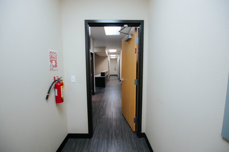 More Photos Of 9870 N Gateway Blvd, El Paso Office For Lease