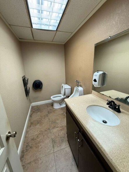 More Photos Of 1300 W US Highway 83, Alamo Warehouse For Sale