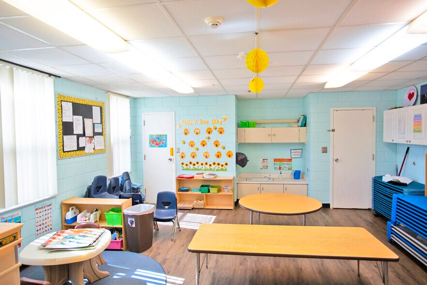 More Photos Of 2045 Drew St, Clearwater Schools For Lease