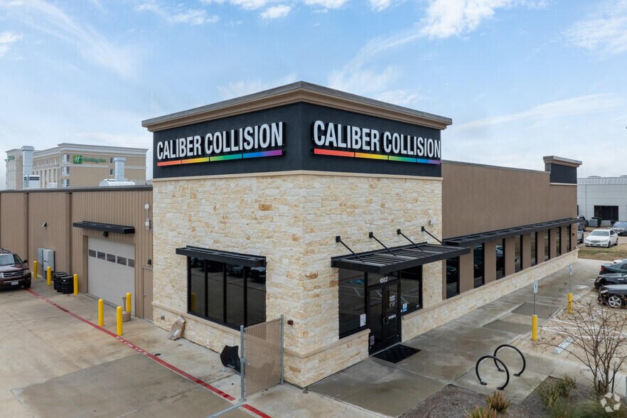 Primary Photo Of 1002 Southwest Pky E, College Station Auto Repair For Sale