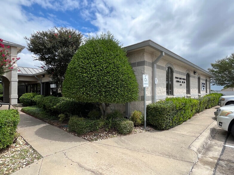 More Photos Of 3106 S W S Young Dr, Killeen Medical For Lease