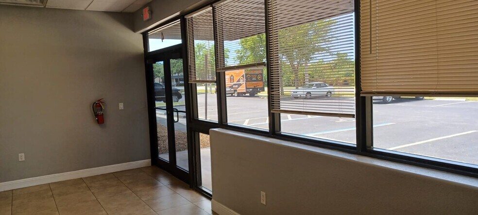 More Photos Of 17121 Cam Ct, Fort Myers Showroom For Lease