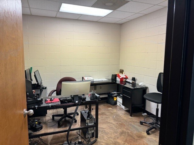 More Photos Of 1955 Dove St, Macon-Bibb Self Storage For Lease