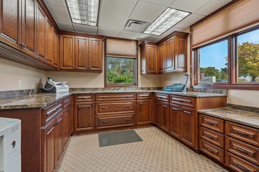 More Photos Of 225 Cedardale Dr SE, Owatonna Office For Sale