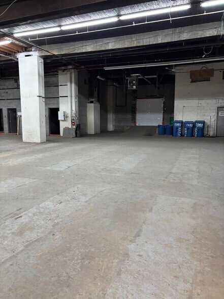 More Photos Of 1088 Rue De L'église, Verdun General Retail For Lease