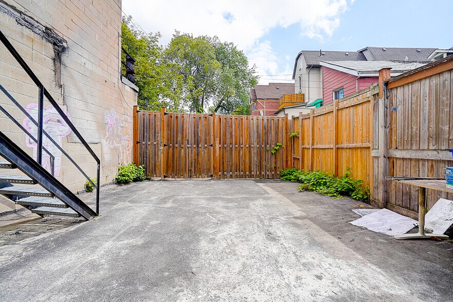 More Photos Of 349 Spadina Av, Toronto Storefront Retail Residential For Sale