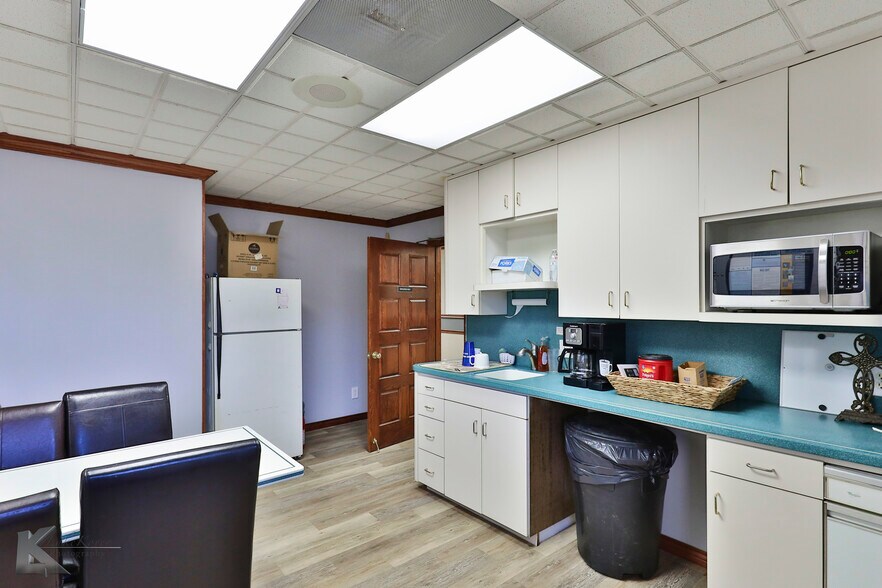 More Photos Of 318 Cedar St, Abilene Storefront Retail Office For Sale