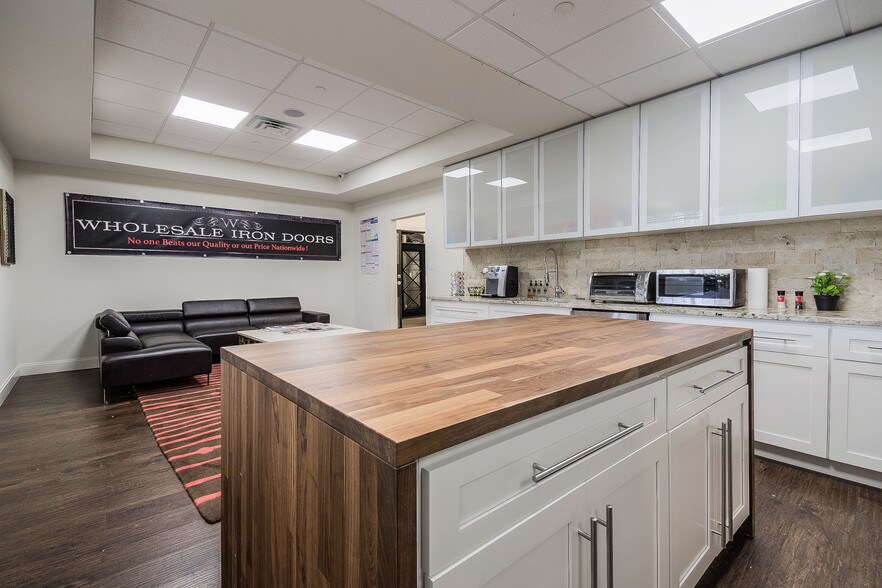 More Photos Of 4510 Duncanville Rd, Dallas Distribution For Sale