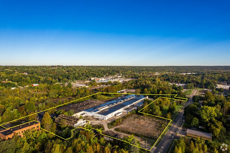 More Photos Of 225 Hubbard Rd, Youngstown Warehouse For Lease