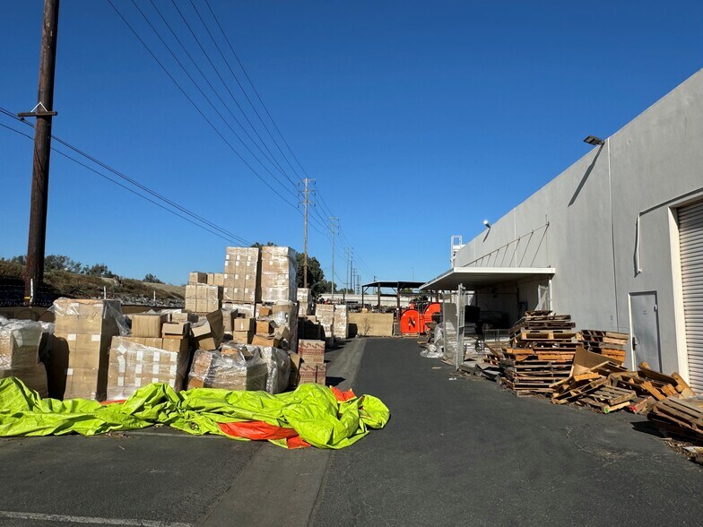 More Photos Of 2644 S Croddy Way, Santa Ana Warehouse For Sale