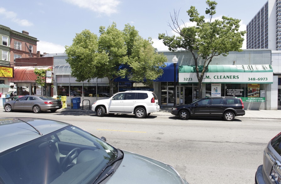 More Photos Of 3215-3219 N Broadway St, Chicago Health Club For Lease