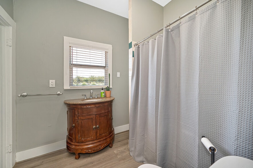 More Photos Of 19435 East St, Woodland Specialty For Sale