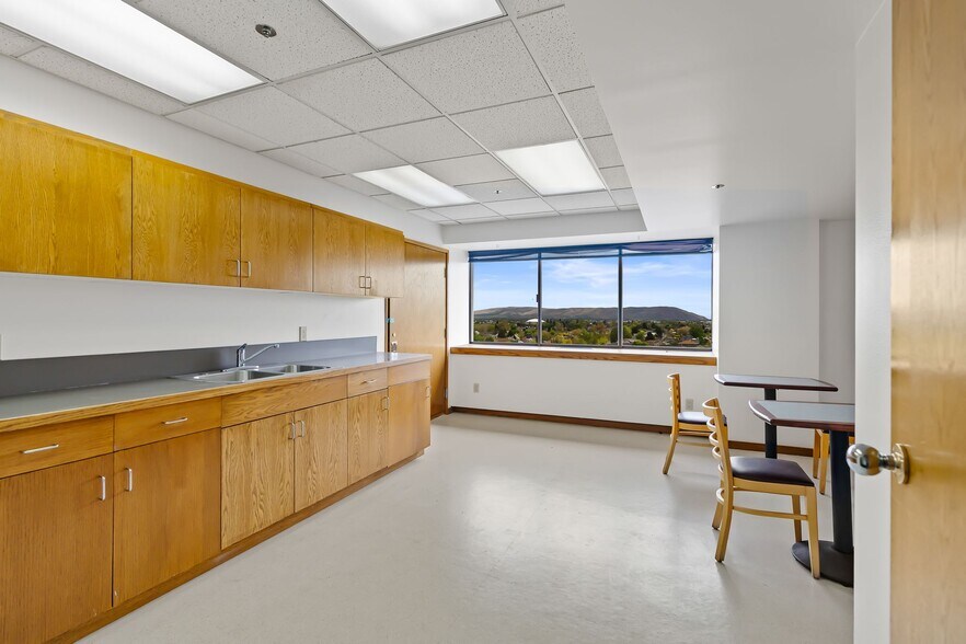 More Photos Of 402 E Yakima Ave, Yakima Office For Lease