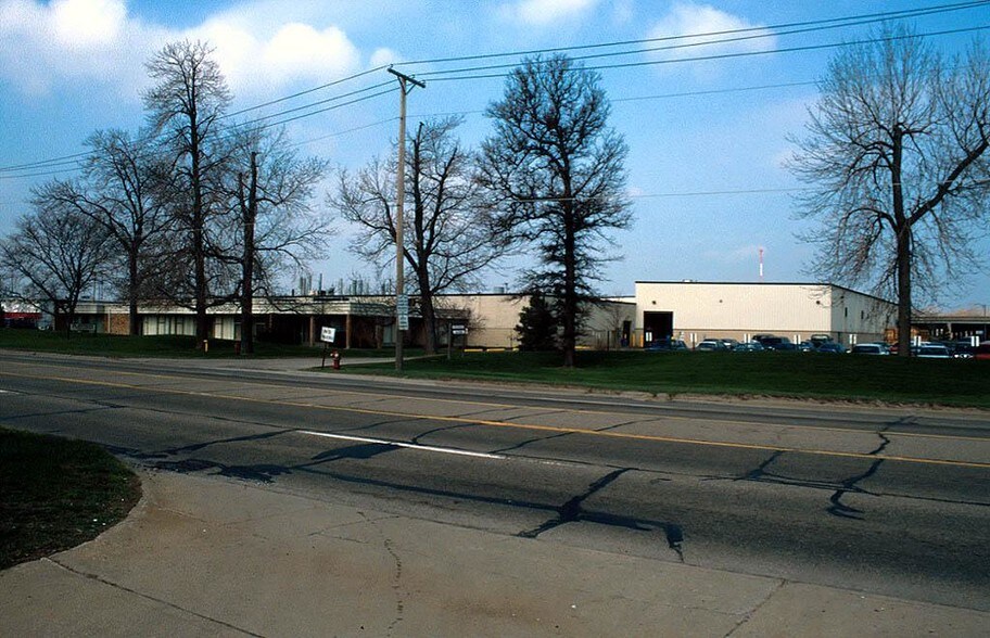 More Photos Of 33195 Harper Ave, Saint Clair Shores Manufacturing For Lease